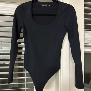 Black & white long sleeve scoop neck thong bodysuits (2 pack)